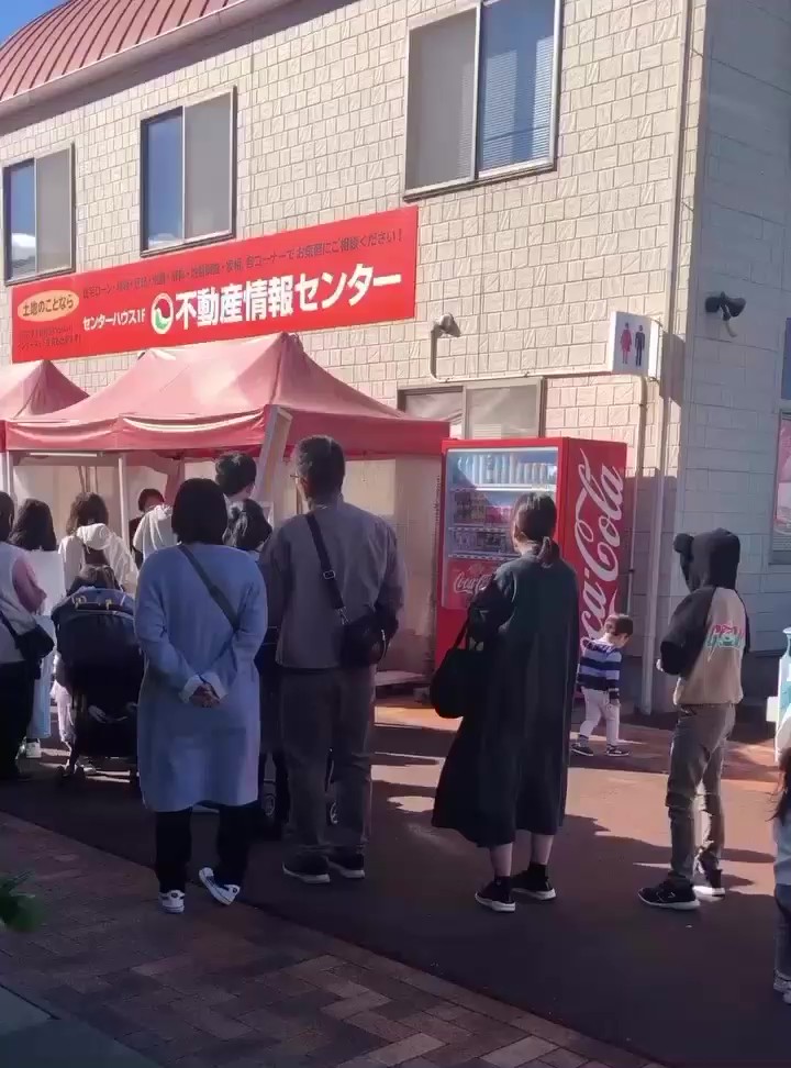 受付に並ぶお客様