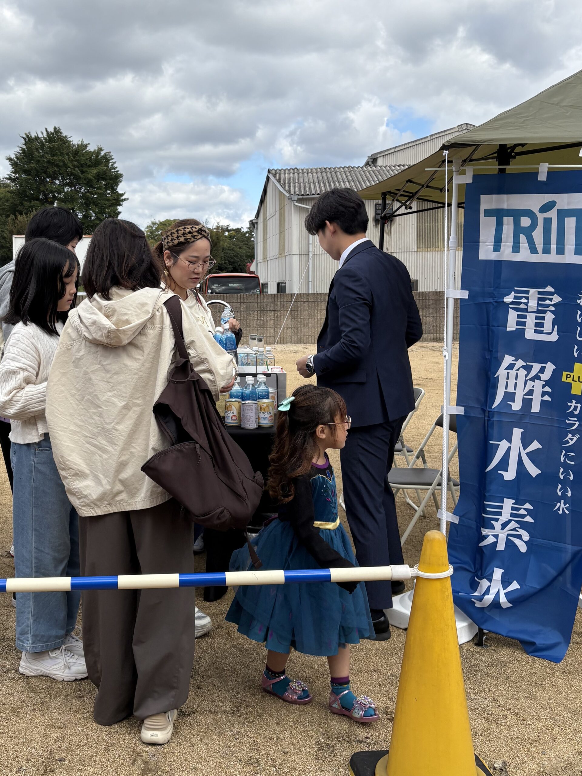 電解水素水の実演に並ぶお客様