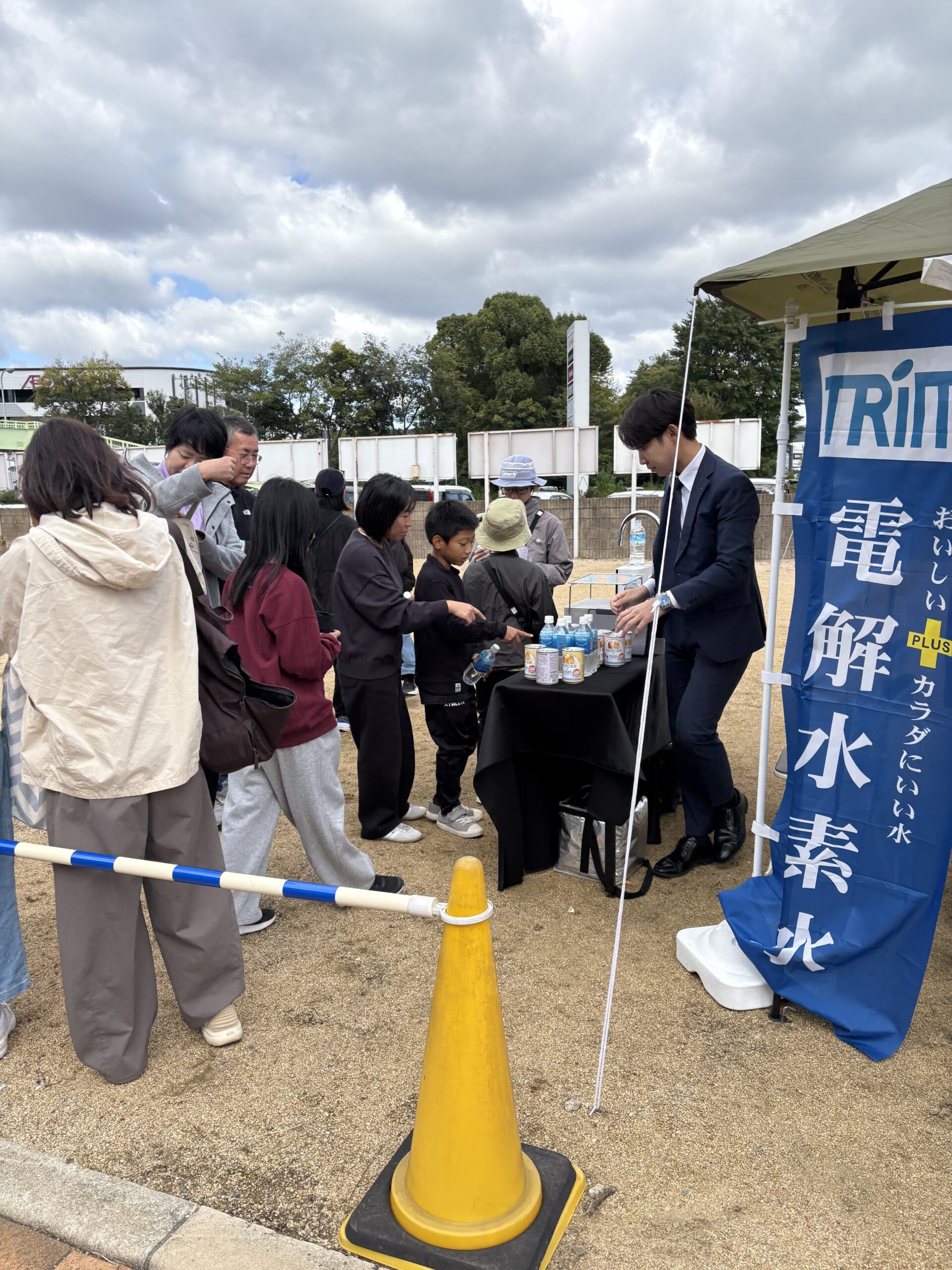 説明を聞くお客様の様子