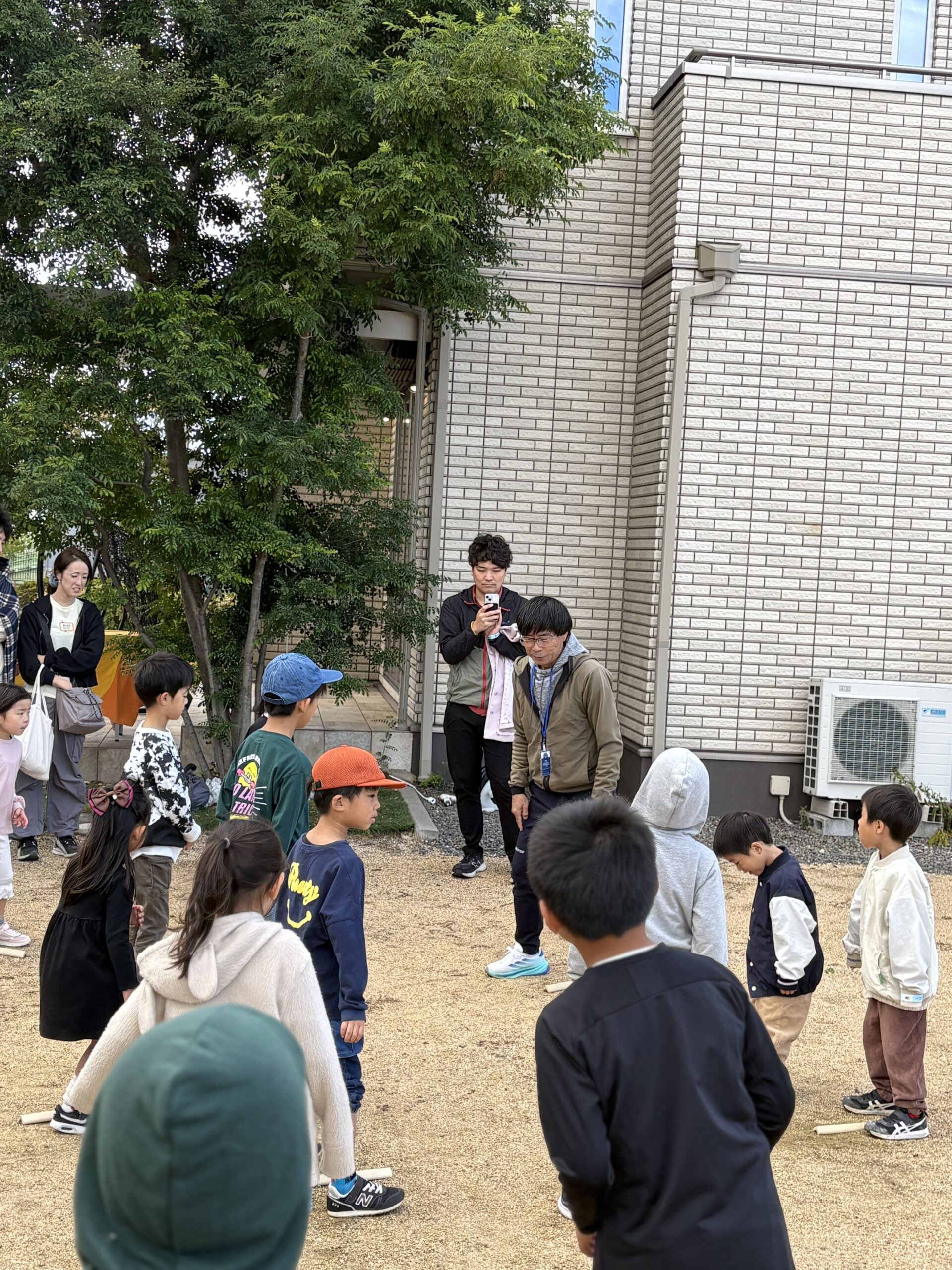 先生の話を真剣に聞く子どもたち