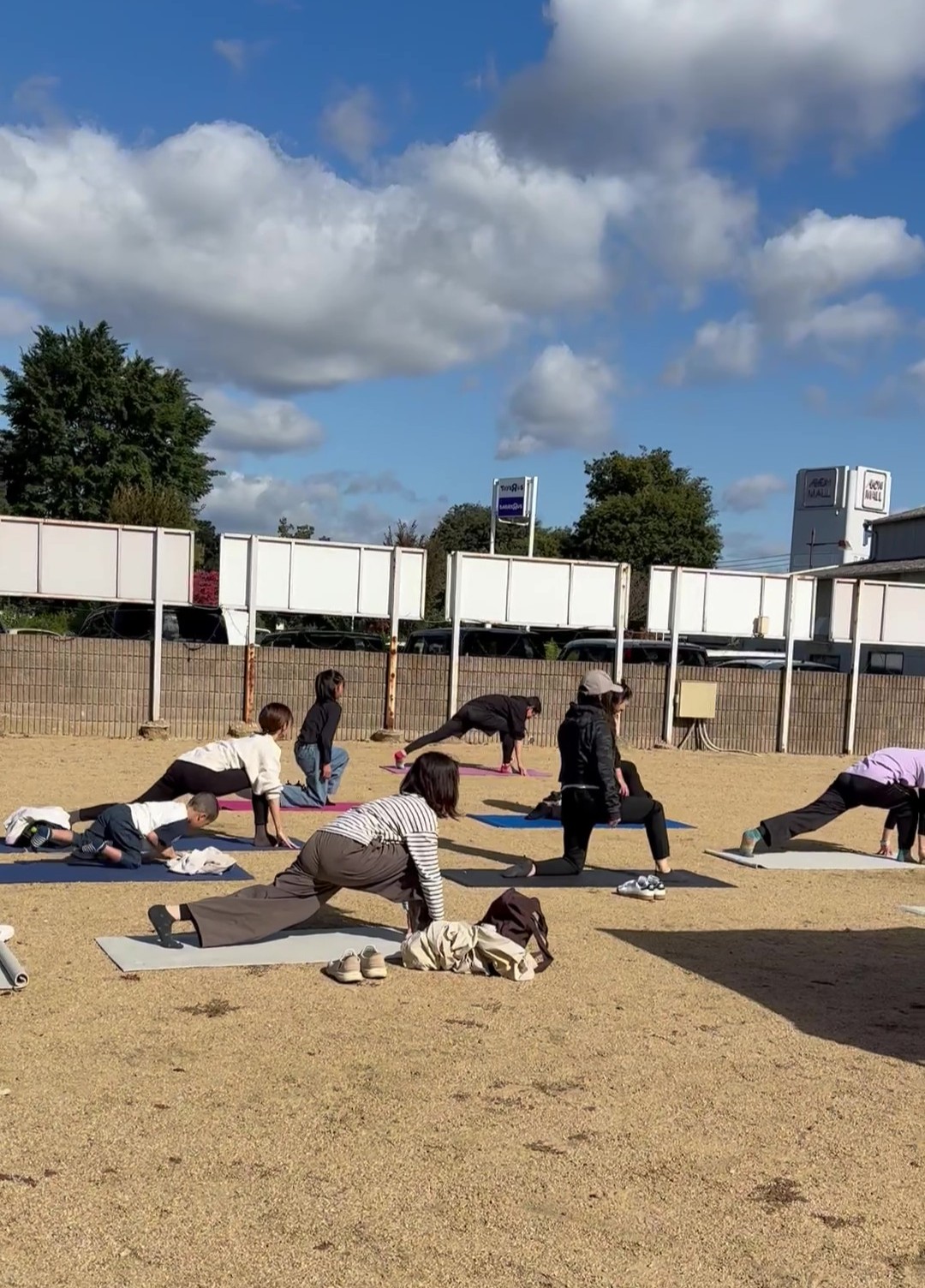 親子で体を動かす様子