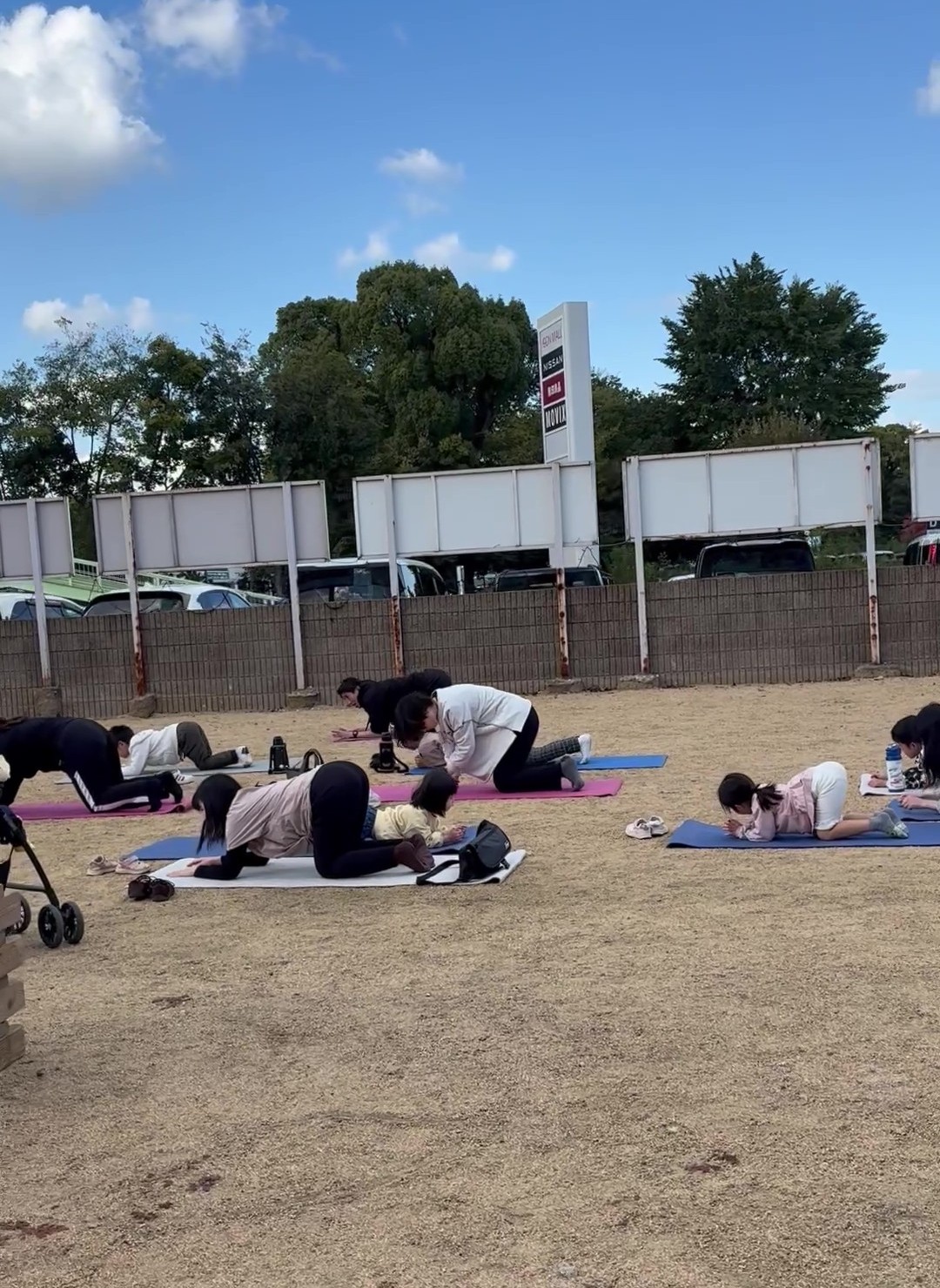 青空の下で行う親子ピラティス